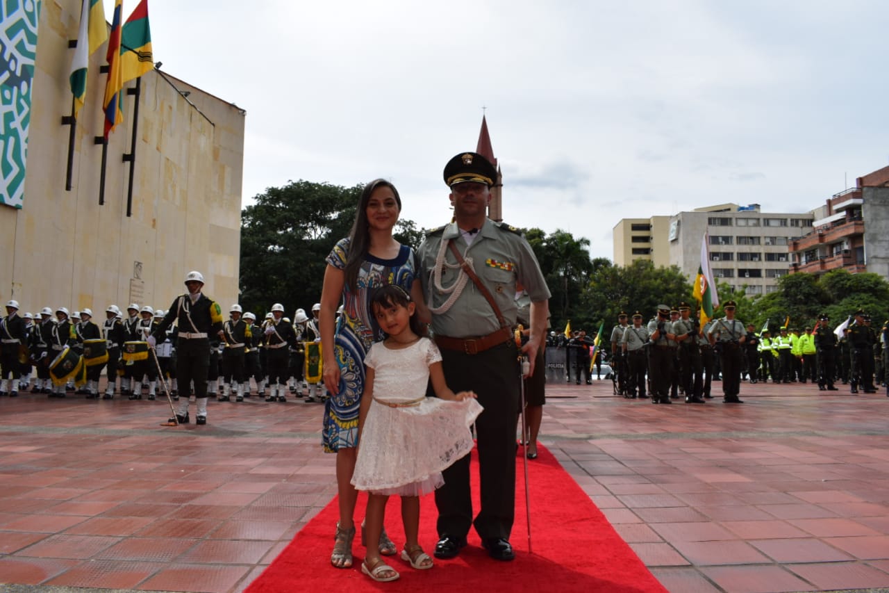 El nuevo comandante de Policía Huila junto a su familia.